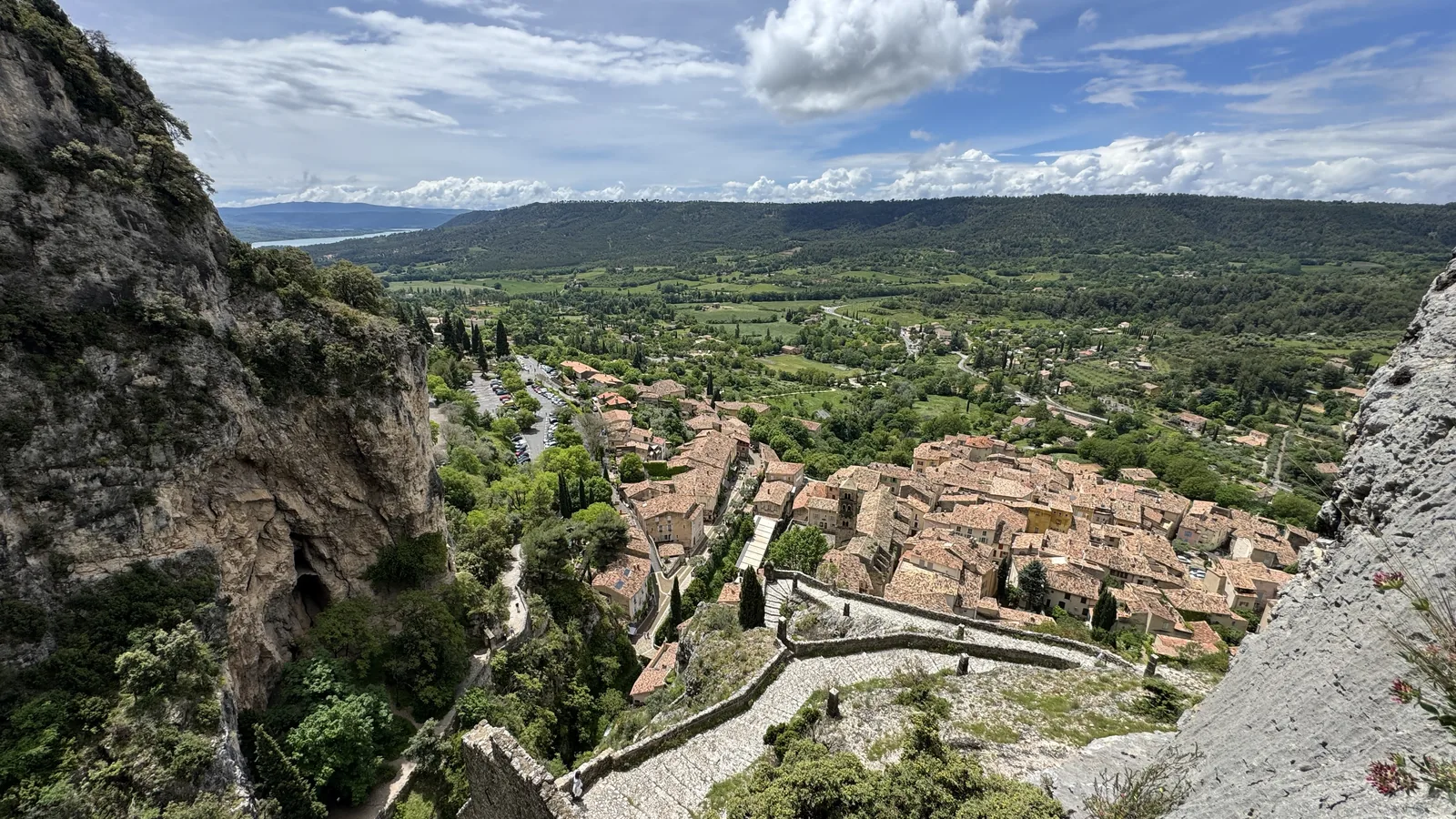 Panorama sur le village de Moustiers-Sainte-Marie et le lac de Sainte-Croix depuis la Chapelle Notre-Dame-de-Beauvoir
