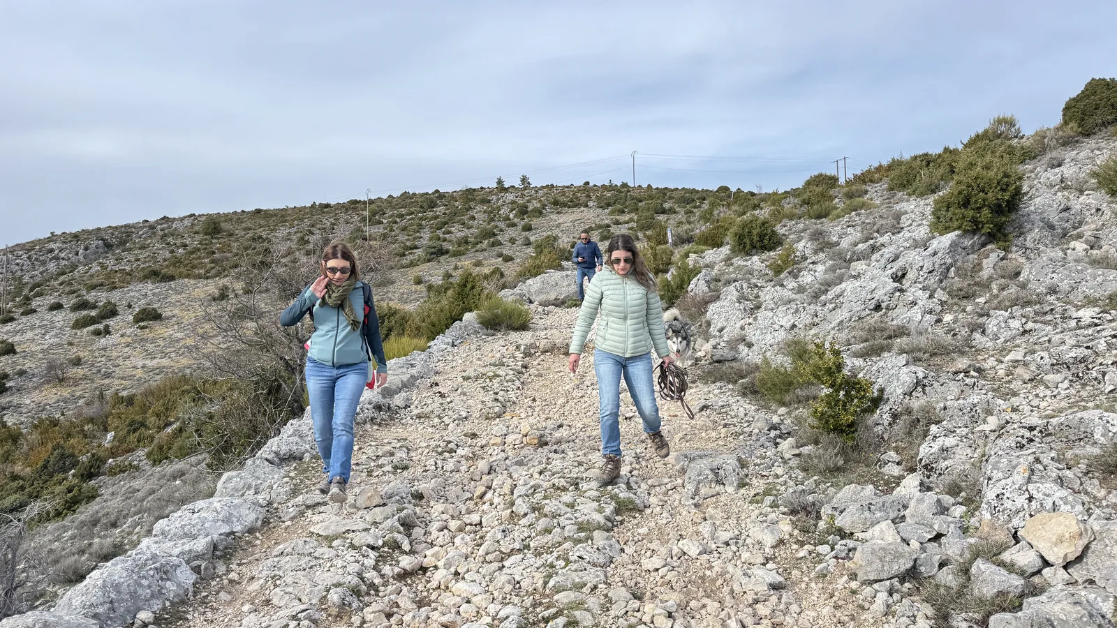 Randonneurs sur le sentier de la Baisse de Courchon entre garrigue et pierriers calcaires