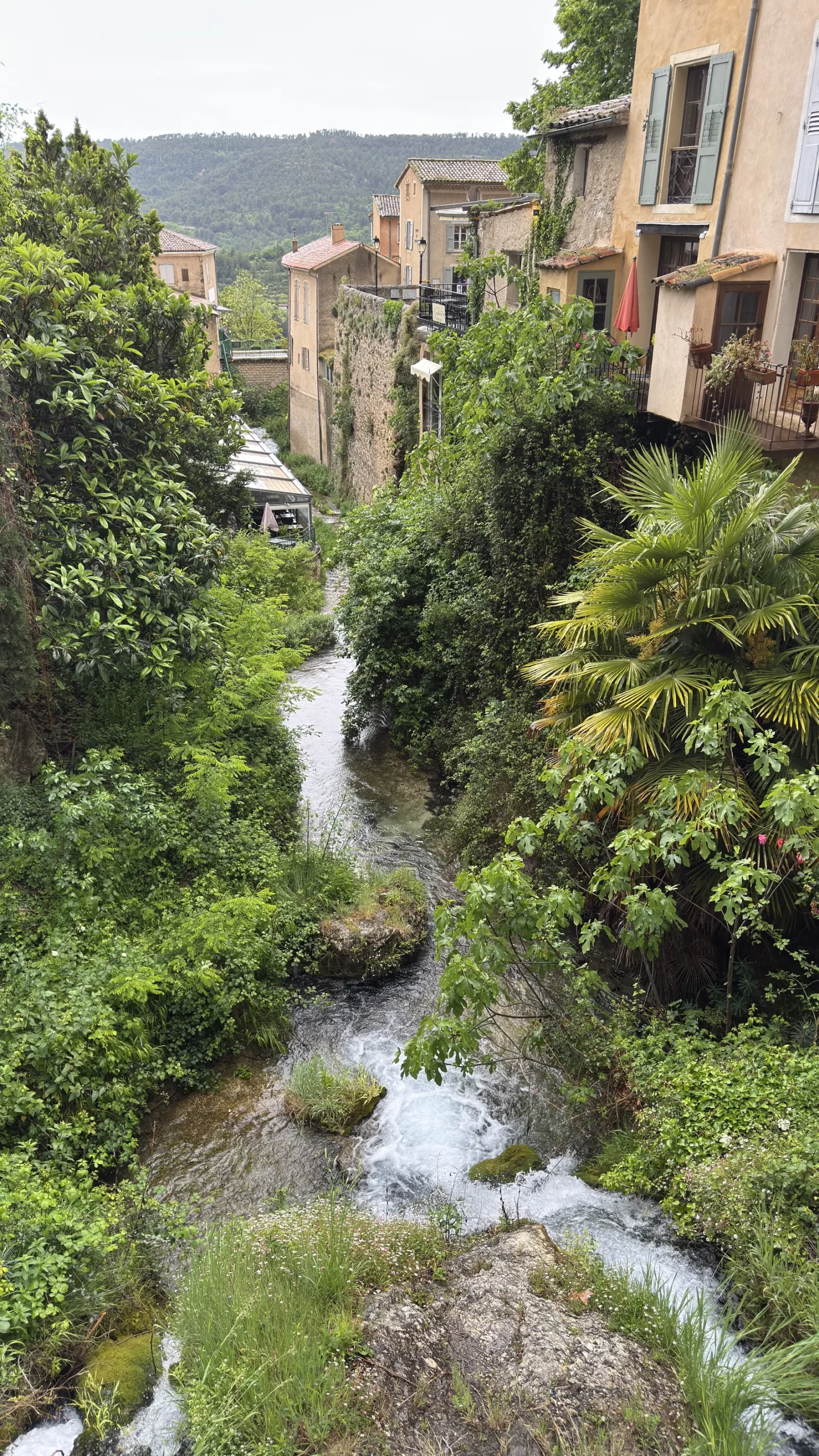 Torrent traversant le village de Moustiers-Sainte-Marie entre les falaises calcaires