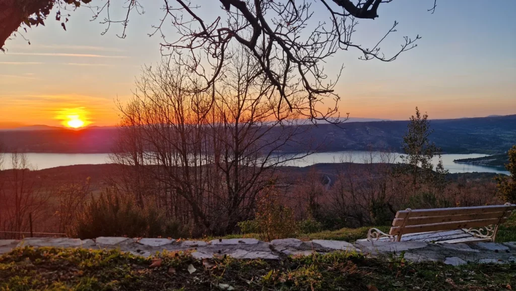 villa-overdon-banc-jardin-coucher-soleil-panorama-lac-verdon
