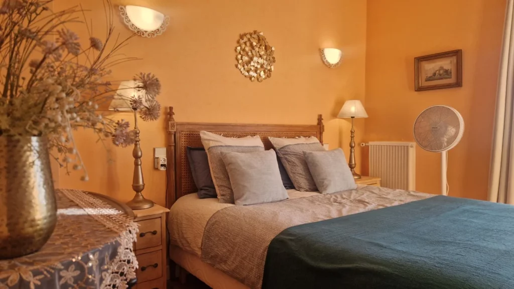 villa-overdon-chambre-lit-double-decoration-tons-chauds