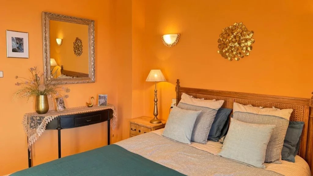 villa-overdon-chambre-lit-double-miroir-decoration-ambiance