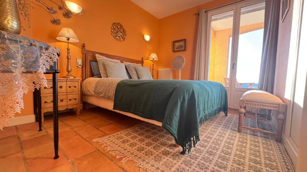 villa-overdon-chambre-lit-double-tons-orange
