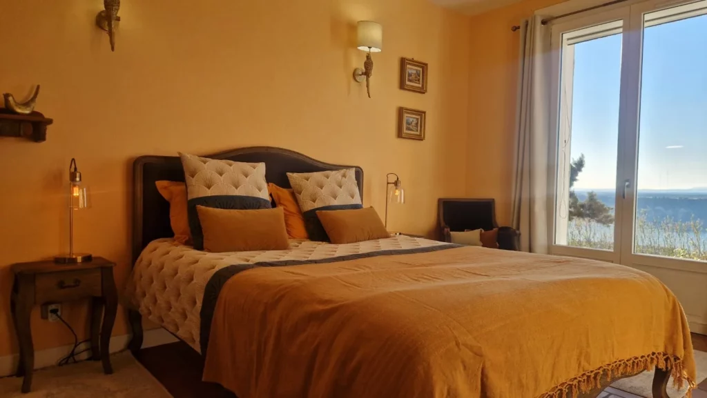villa-overdon-chambre-lit-double-vue-lac-sainte-croix