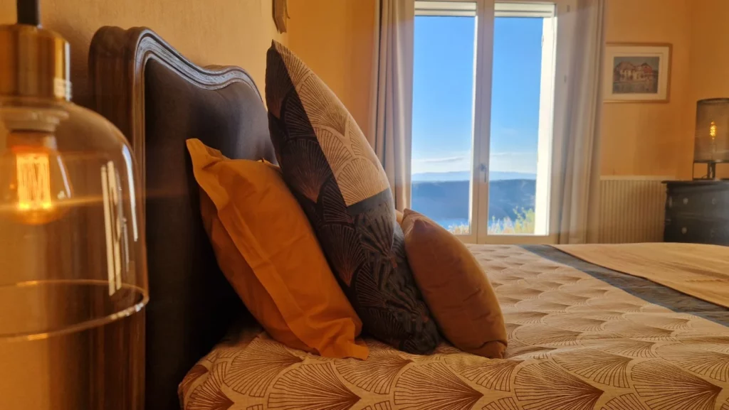 villa-overdon-chambre-lit-oreillers-detail-vue-lac