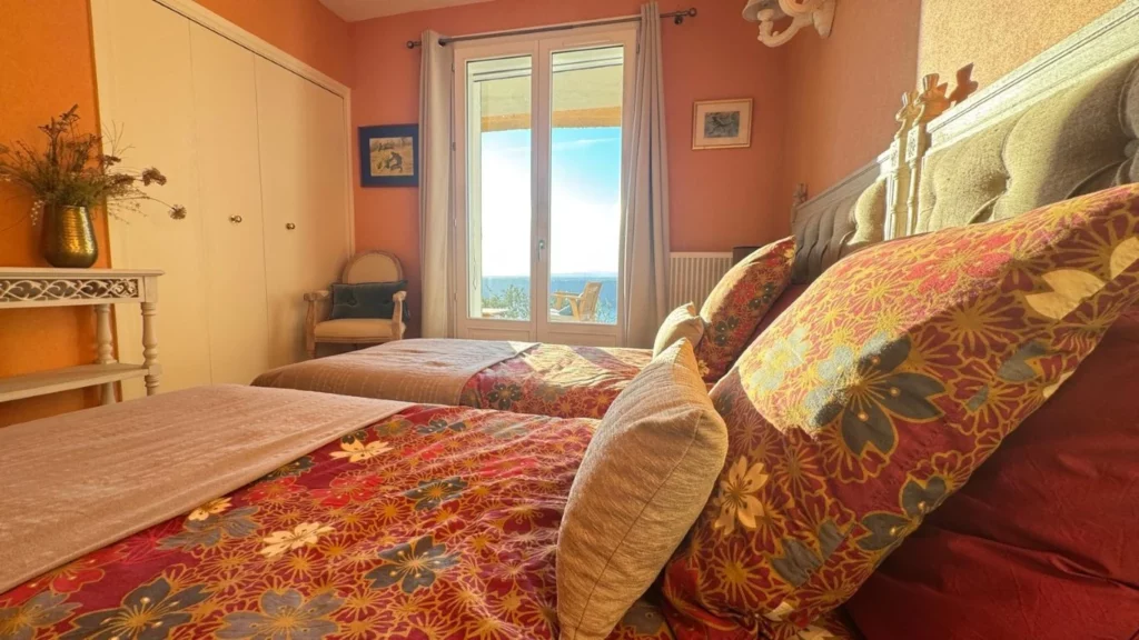 villa-overdon-chambre-lits-jumeaux-tons-orange-aiguines