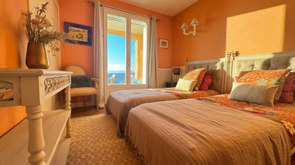 villa-overdon-chambre-lits-jumeaux-vue-lac-decoration