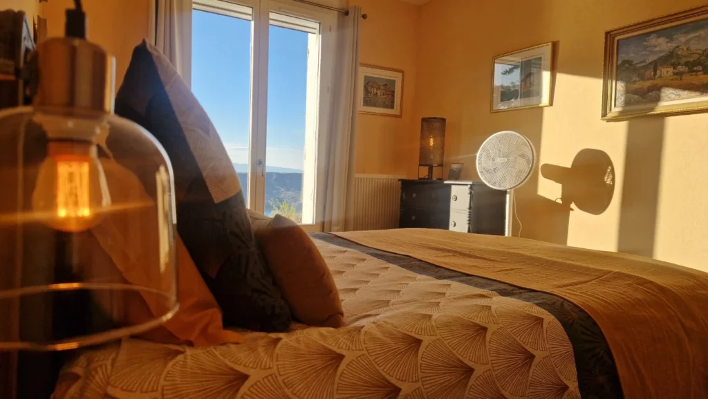 villa-overdon-chambre-oreillers-vue-lac-lumiere-naturelle