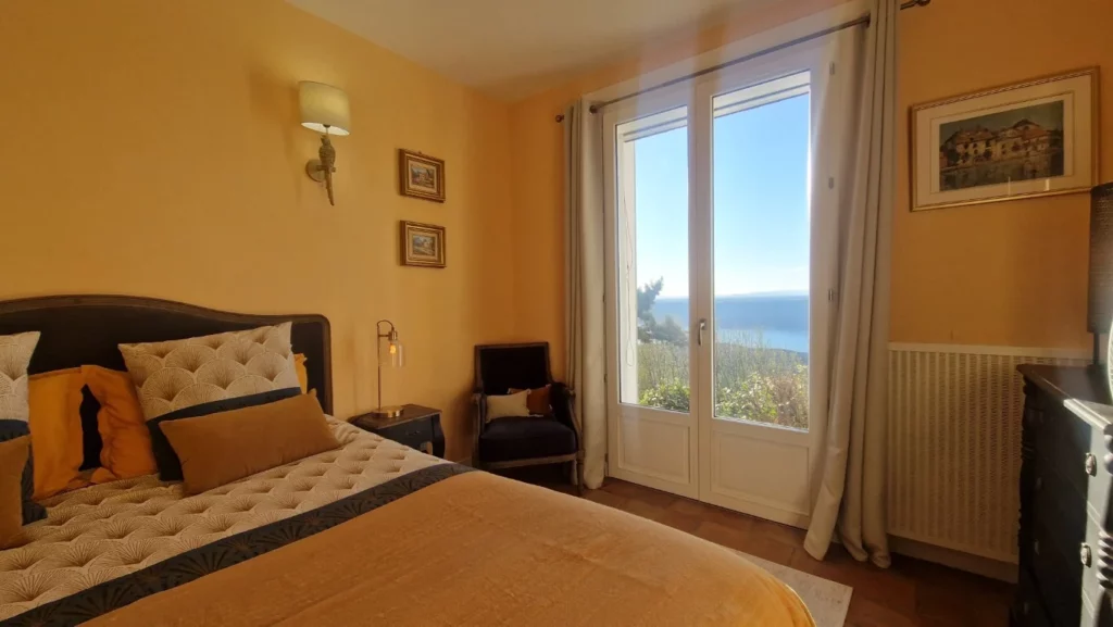 villa-overdon-chambre-porte-fenetre-vue-lac-sainte-croix