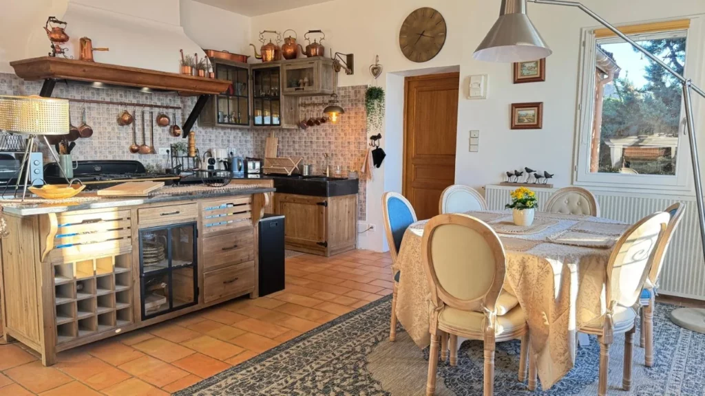 villa-overdon-cuisine-cave-vin-sejour-vue-ensemble