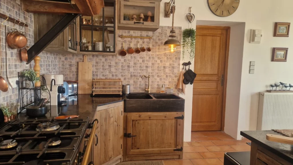villa-overdon-cuisine-piano-cuisson-evier-pierre