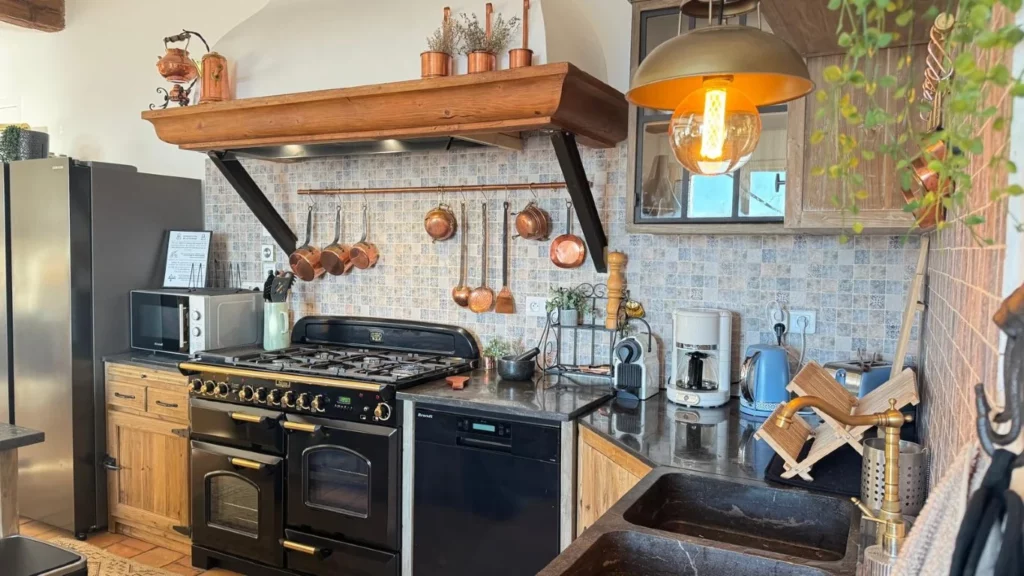 villa-overdon-cuisine-piano-cuivres-hotte-decoration