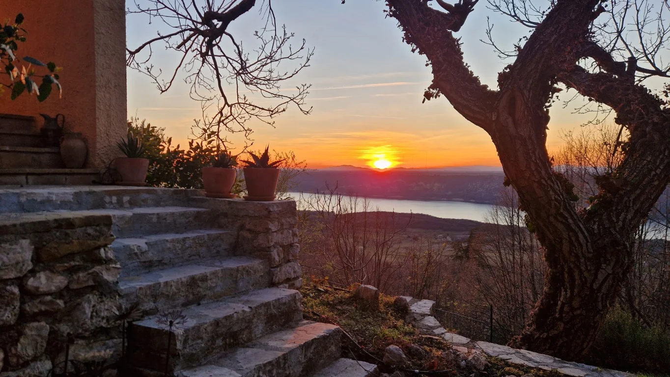 villa-overdon-escaliers-jardin-arbre-coucher-soleil-aiguines