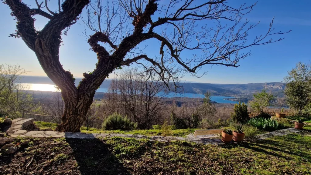 villa-overdon-jardin-arbre-vue-lac-sainte-croix-coucher-soleil