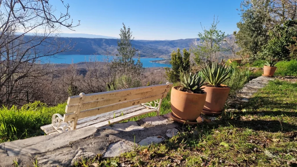 villa-overdon-jardin-banc-agave-vue-lac-sainte-croix-aiguines