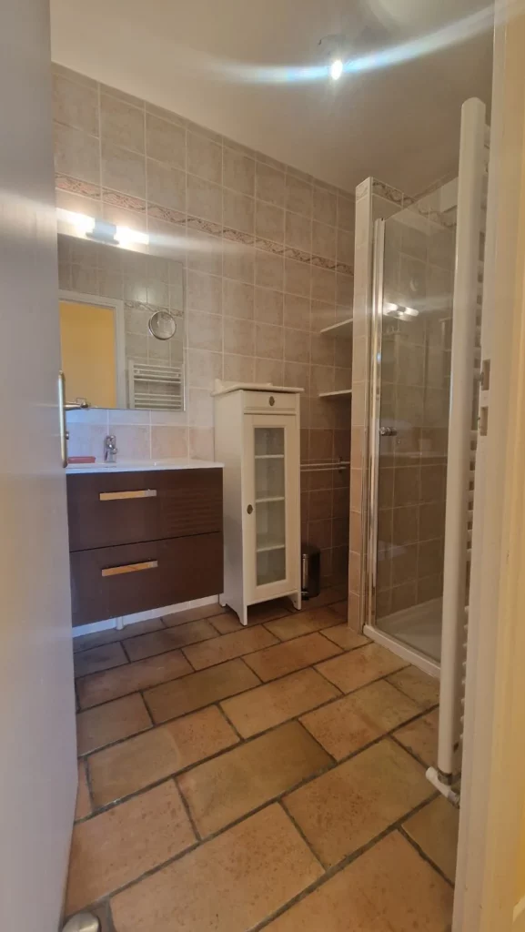 villa-overdon-salle-de-bain-baignoire-carrelage