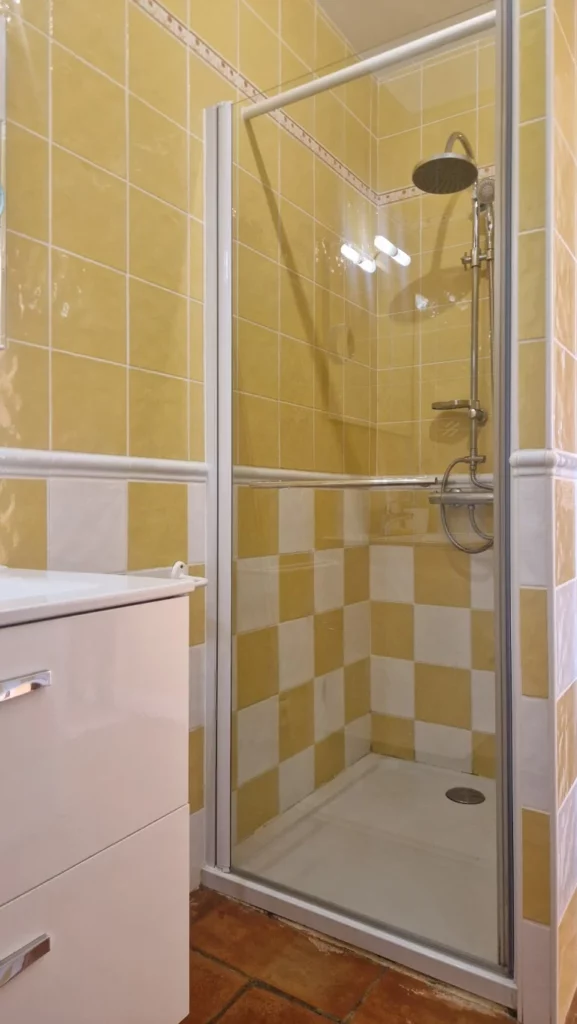 villa-overdon-salle-de-bain-douche-carrelage-jaune