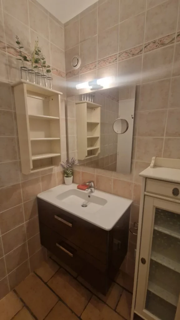 villa-overdon-salle-de-bain-douche-lavabo-carrelage