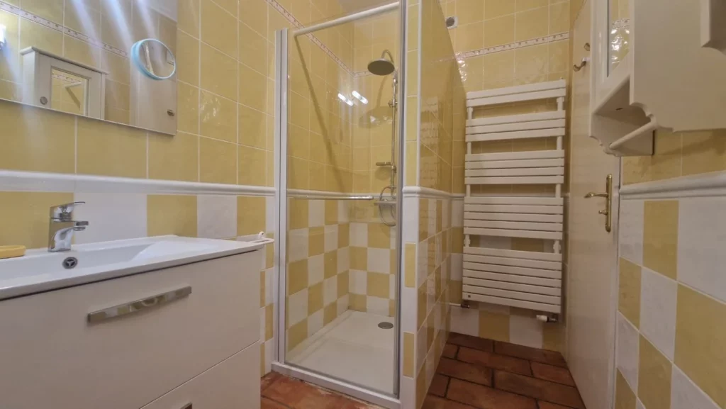 villa-overdon-salle-de-bain-douche-seche-serviette