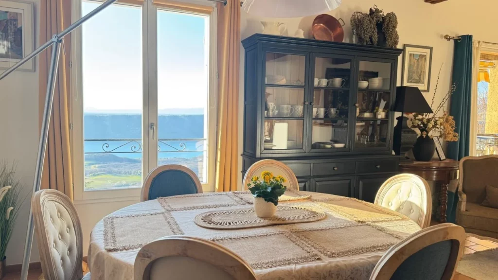 villa-overdon-salle-manger-buffet-vue-lac-sainte-croix