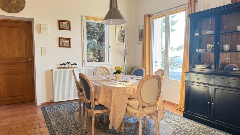 villa-overdon-salle-manger-table-ronde-vue-jardin