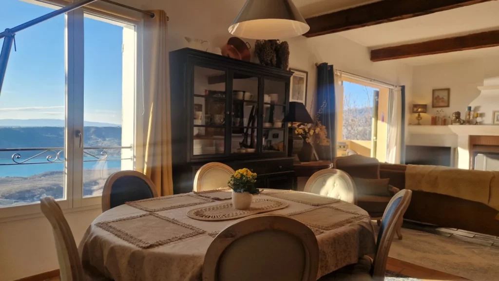 villa-overdon-salle-manger-table-vue-lac-sainte-croix