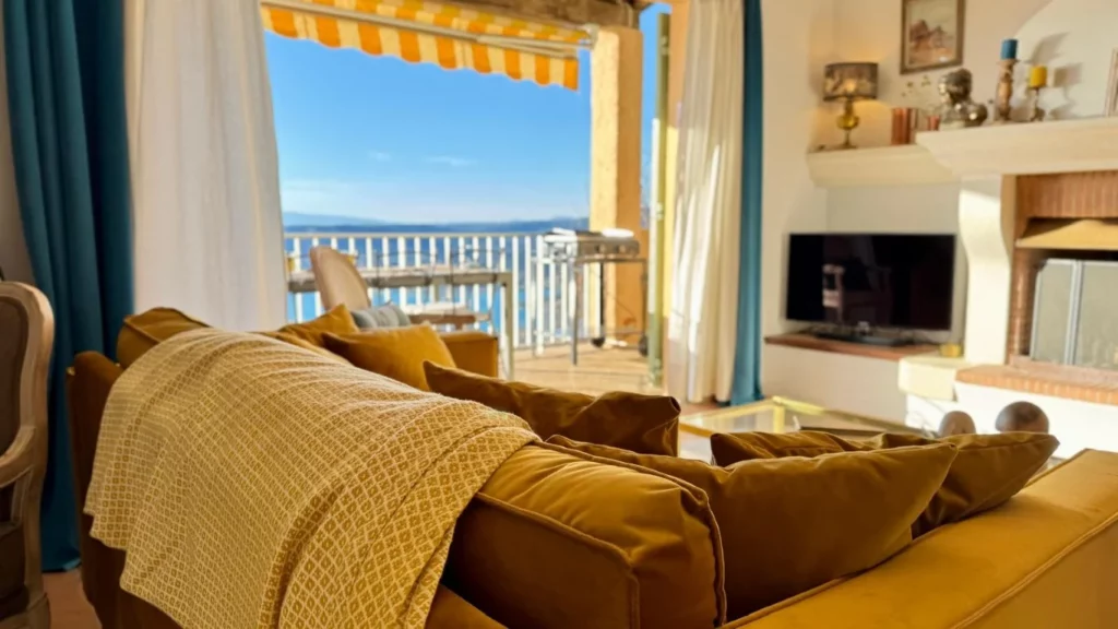 villa-overdon-salon-canape-jaune-vue-lac-gorges-verdon