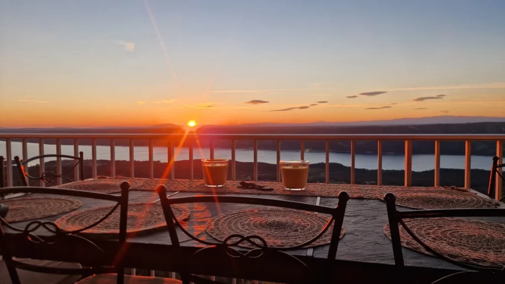 villa-overdon-terrasse-aperitif-coucher-soleil-lac-sainte-croix