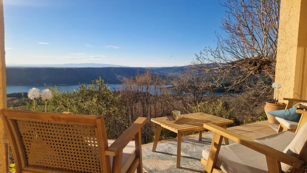 villa-overdon-terrasse-bois-fauteuils-salon-exterieur-gorges-verdon