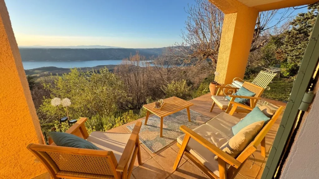 villa-overdon-terrasse-chaises-lounge-coucher-soleil-lac