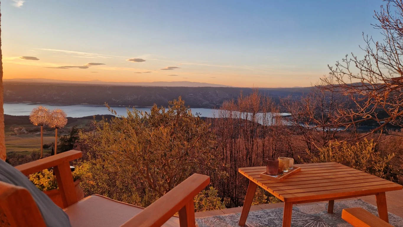 villa-overdon-terrasse-panorama-coucher-soleil-gorges-verdon Ambiance cosy terrasse villa OVerdon Aiguines vue lac Sainte-Croix et Gorges du Verdon