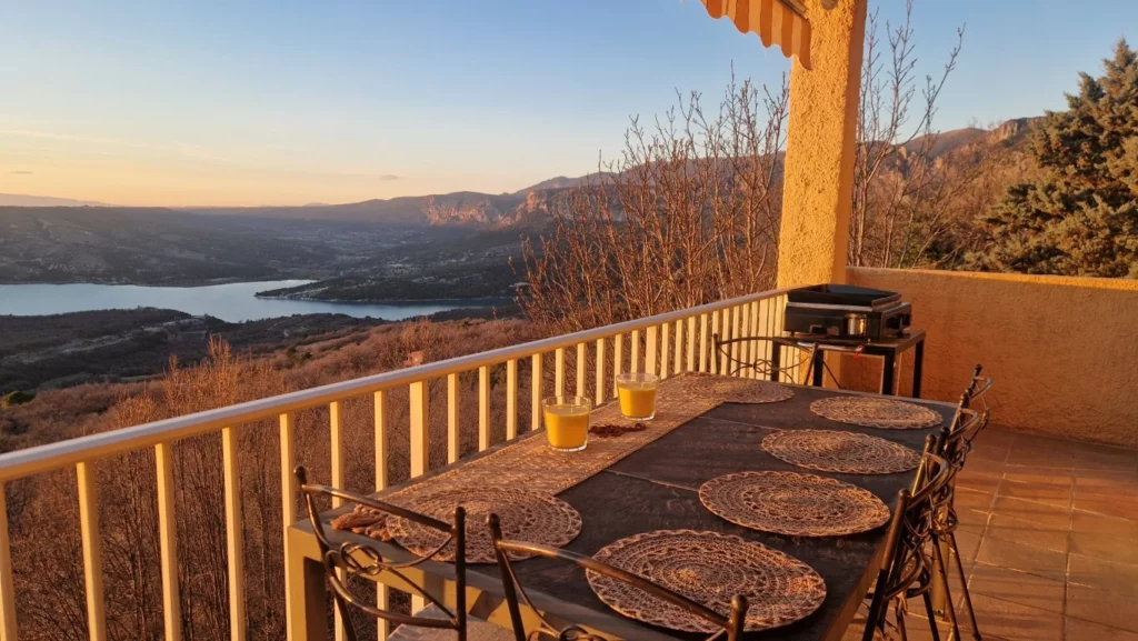 villa-overdon-terrasse-principale-table-diner-coucher-soleil-lac