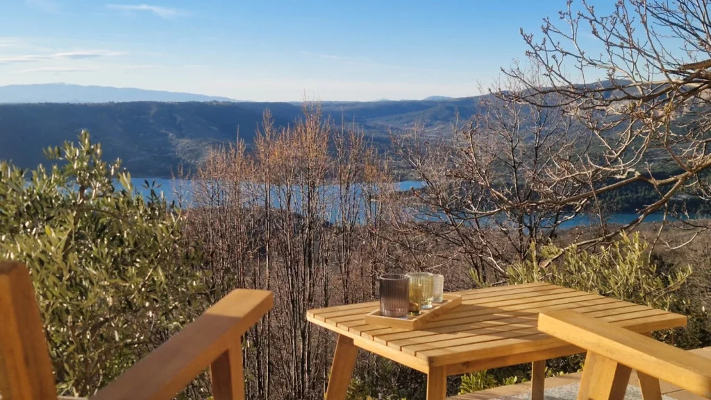 villa-overdon-terrasse-table-basse-vue-lac-gorges-verdon