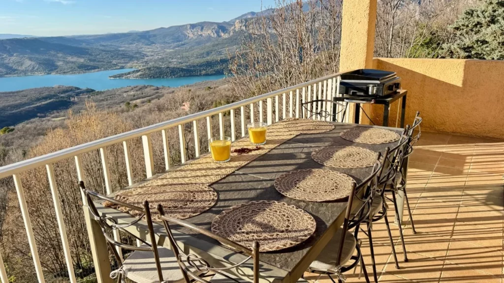 villa-overdon-terrasse-table-repas-vue-lac-sainte-croix-aiguines