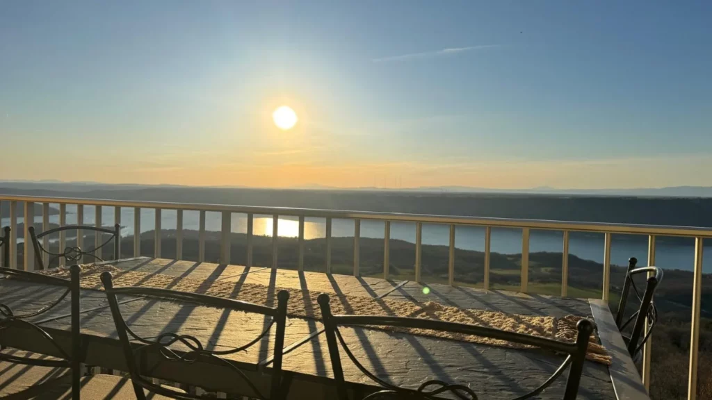 villa-overdon-terrasse-vue-lac-sainte-croix-soleil-couchant
