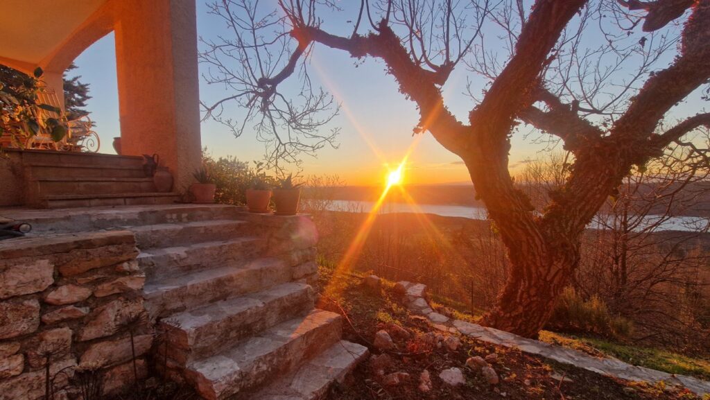 villaoverdon – coucher soleil dans le jardin avec vu escalier terrasse basse