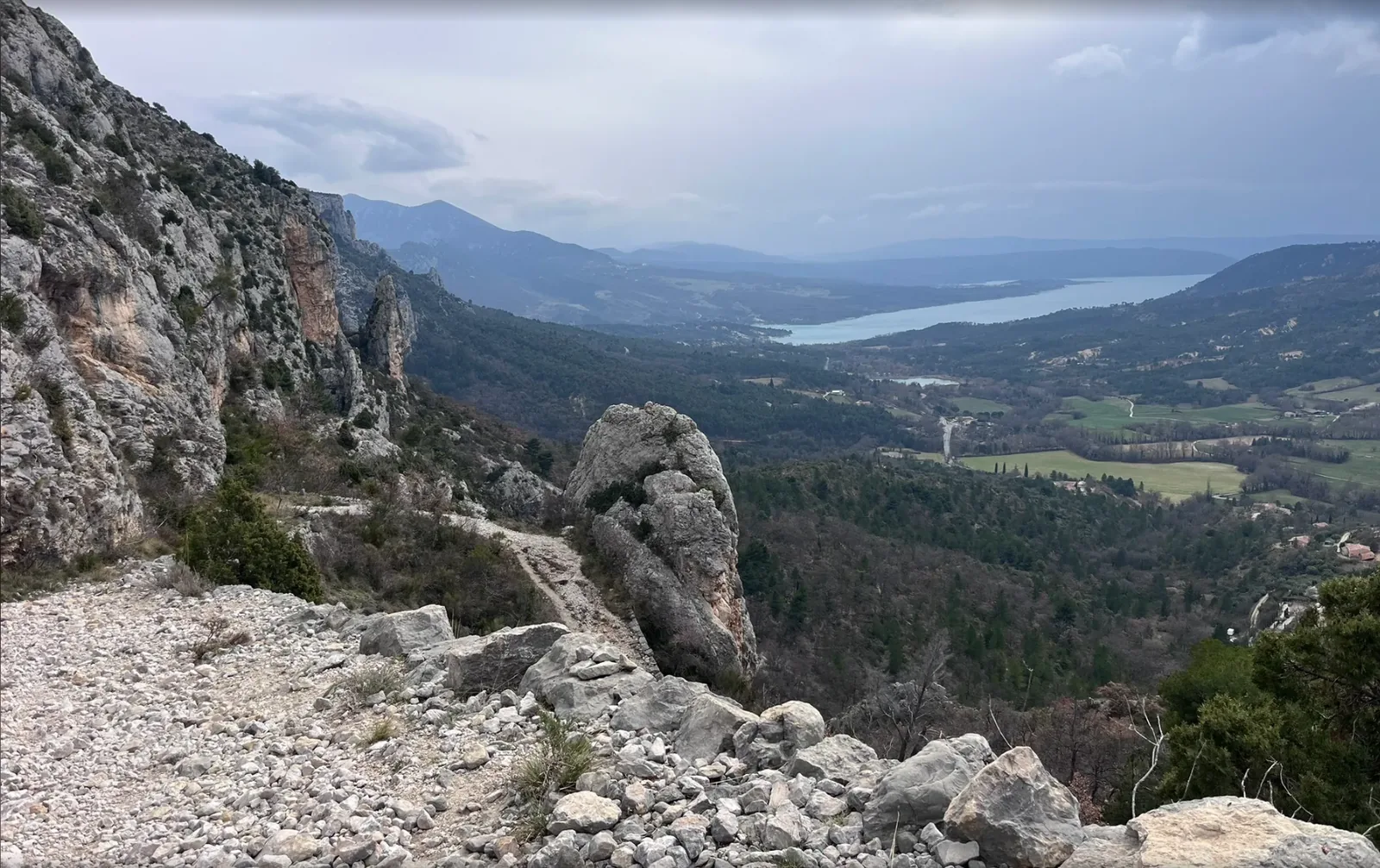 Voie Romaine en descente vers Moustiers avec vue sur le lac de Sainte-Croix et les falaises
