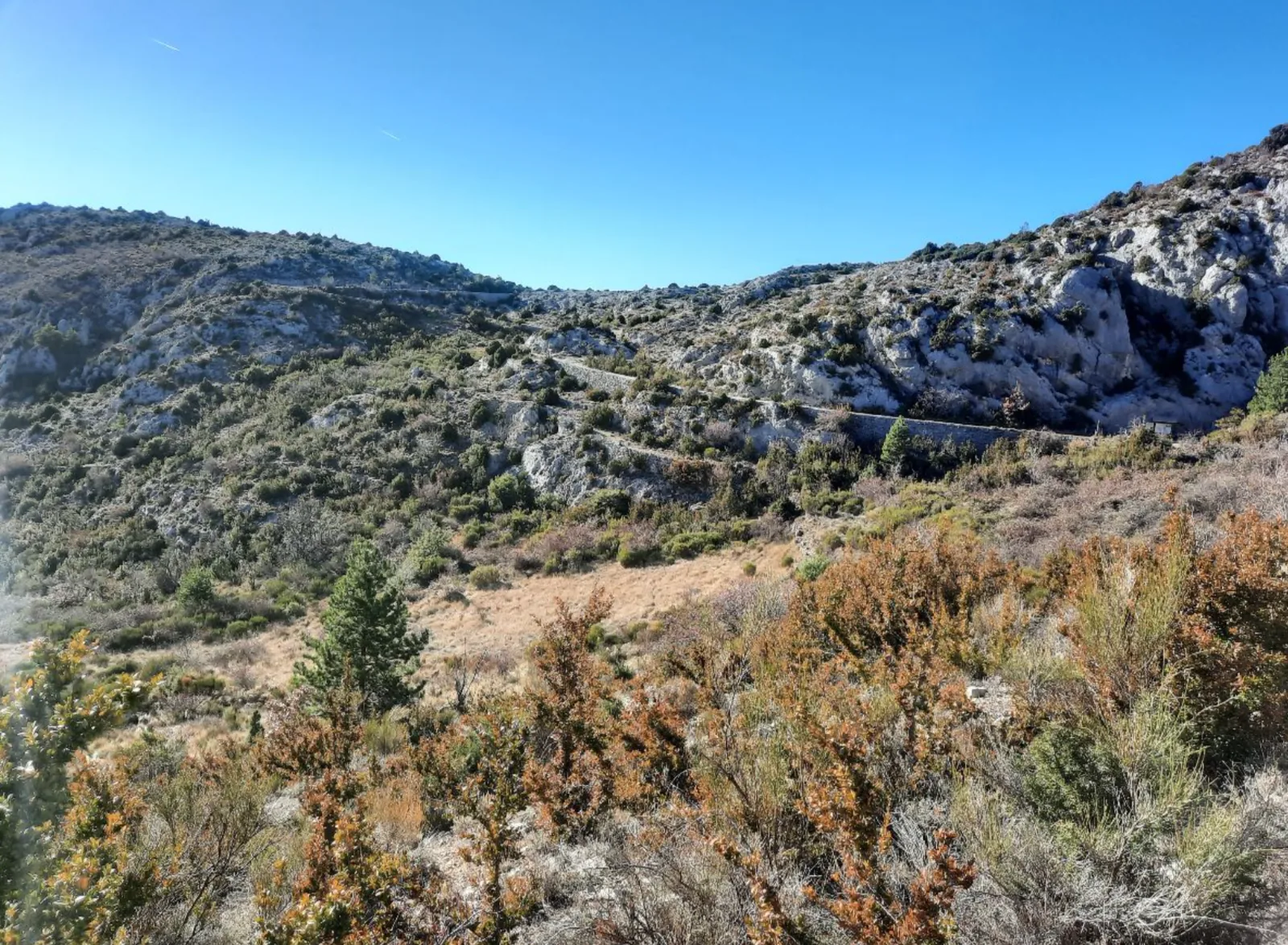 Lacets de la Voie Romaine vus depuis le bas avec les collines de Moustiers-Sainte-Marie