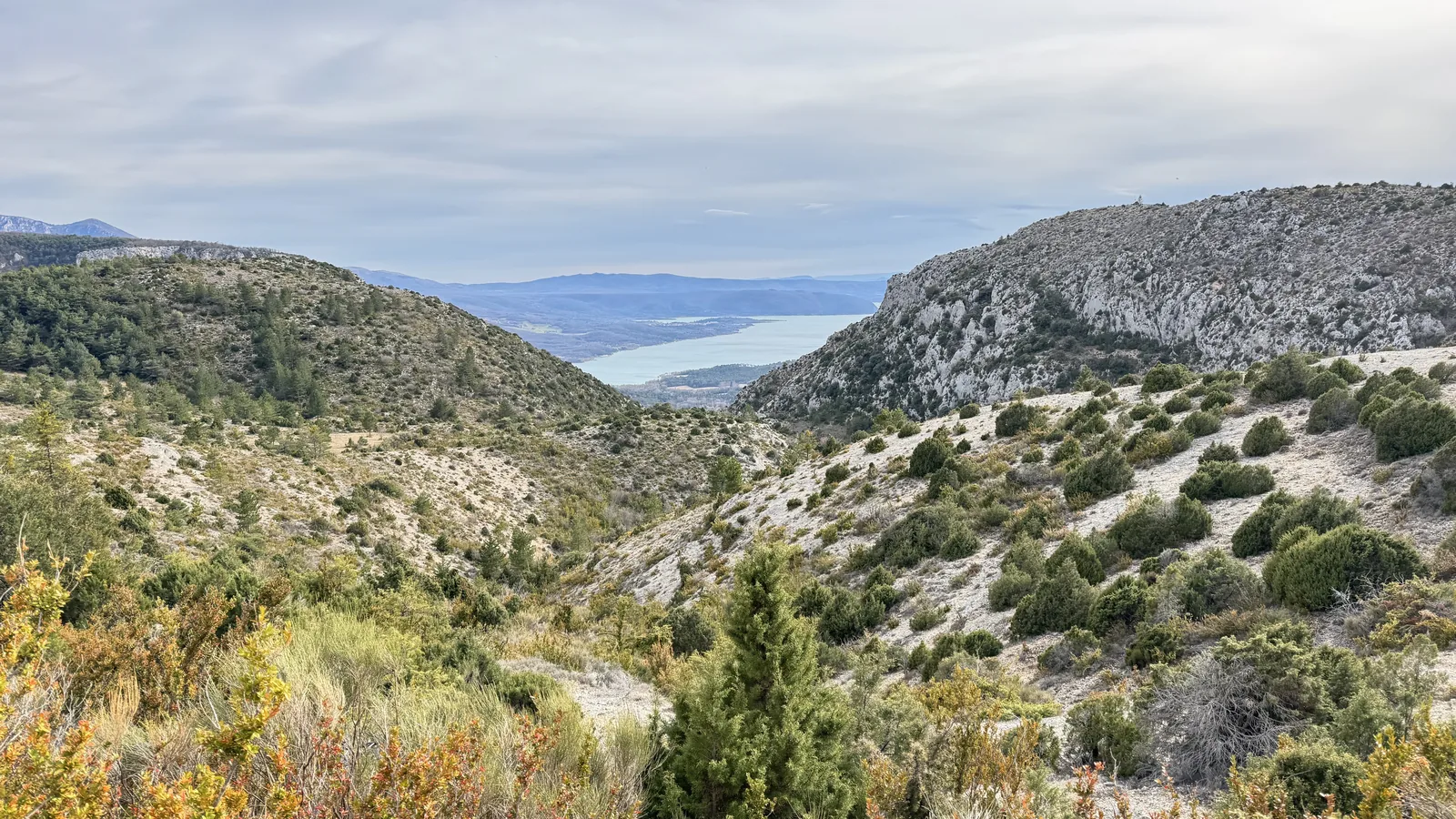 Vue panoramique spectaculaire sur le lac de Sainte-Croix et les Préalpes depuis la Baisse de Courchon à 920m