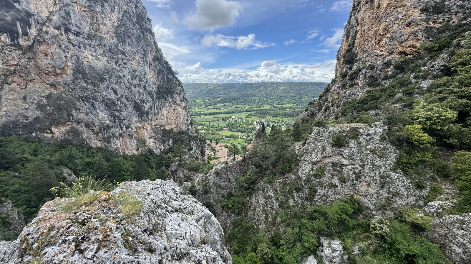 Vue vertigineuse entre les deux parois du Ravin de Notre-Dame sur la vallée du Verdon et le village de Moustiers