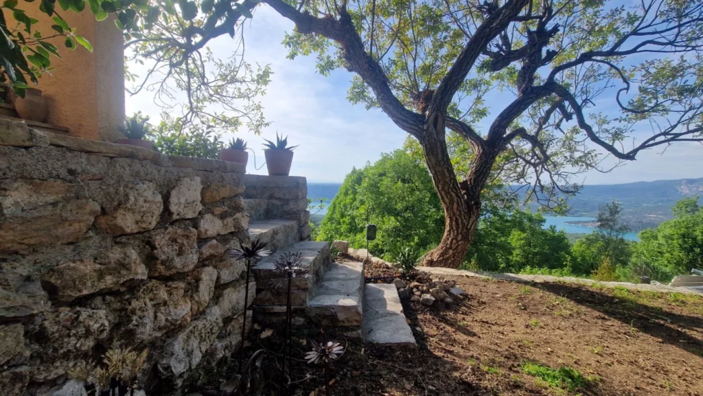 villaoverdon-vu-lac-avec-escalier